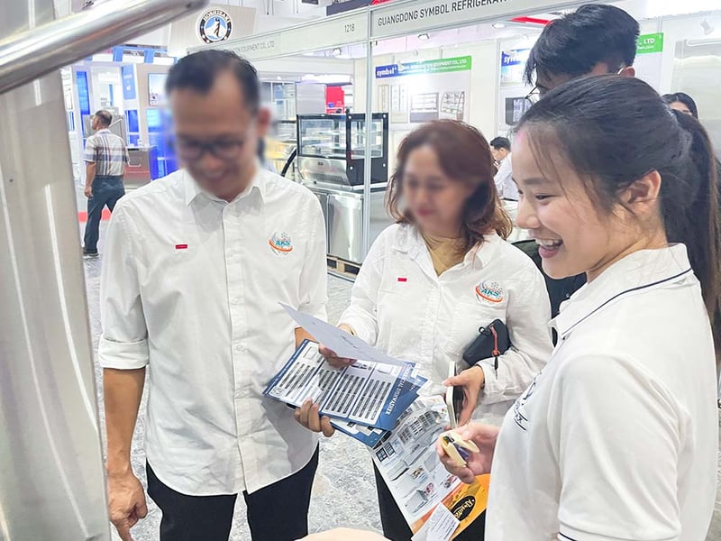 Chefmax employee introduces equipment to visitors (3)