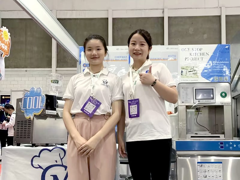 Chefmax employees in front of the stand (2)