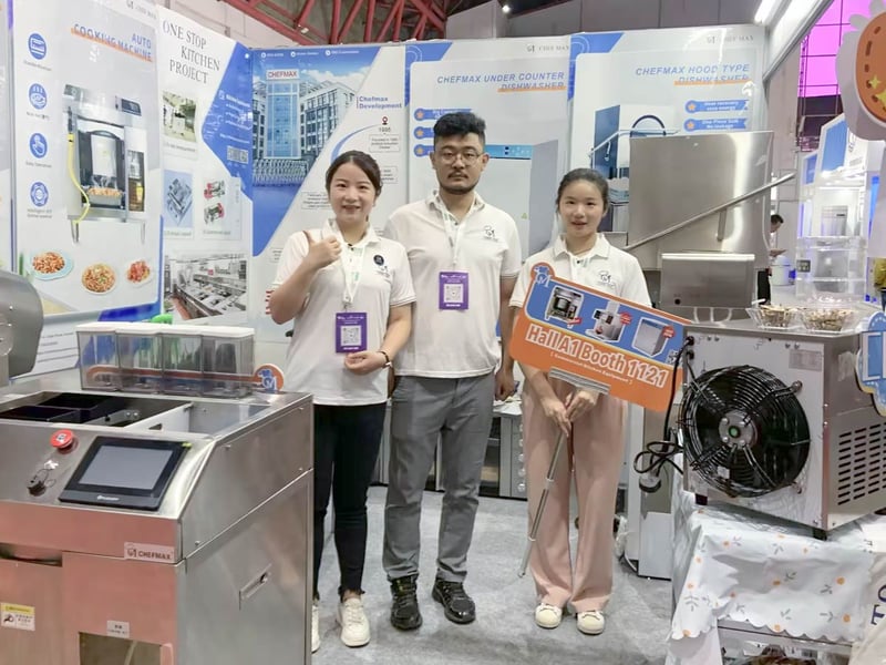 Chefmax employees in front of the stand (3)