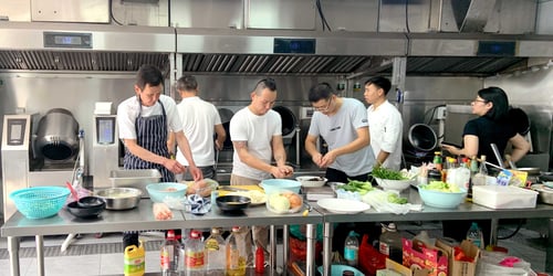 Klien mesin memasak otomatis Irlandia mengunjungi pabrik Chefmax