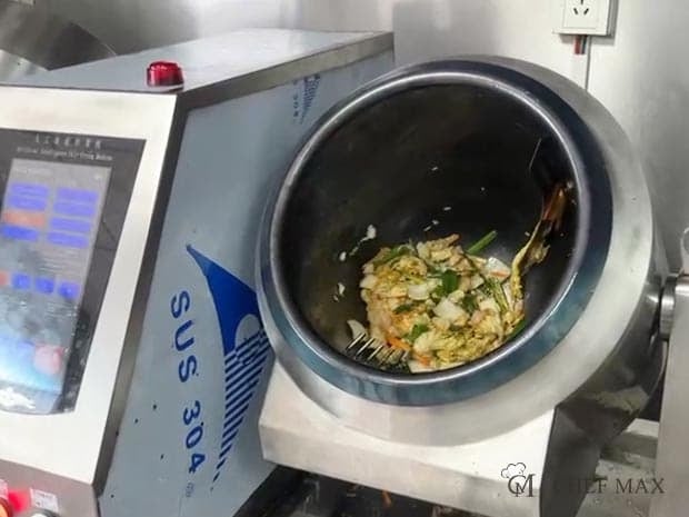 Stir-frying vegetables with an automatic cooking machine