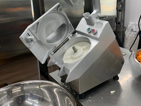 Multifunctional vegetable cutting machine