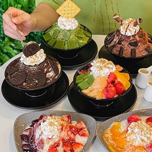 A variety of delicious bingsu