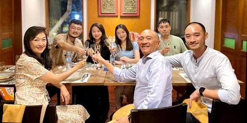 Chefmax посещает клиентов ресторана тайской кухни