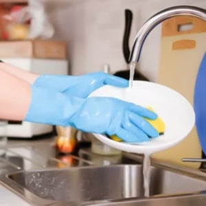 Cleaning dishes