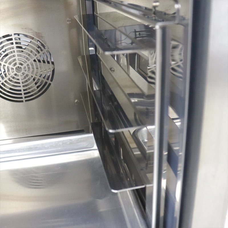 Convection oven adjustable shelves