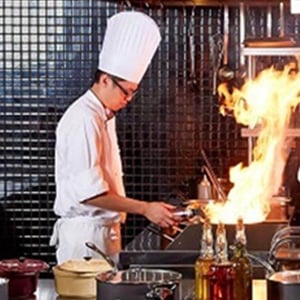 Cocineros que trabajan con equipos de cocina.