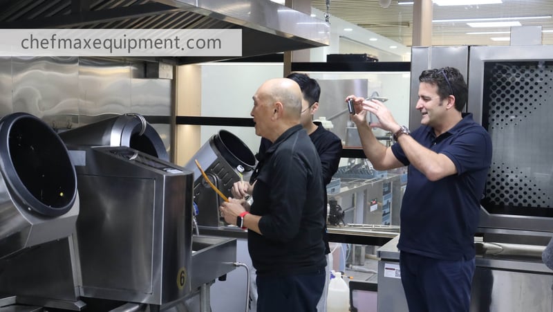 Customers operate the automatic cooking machine (2)