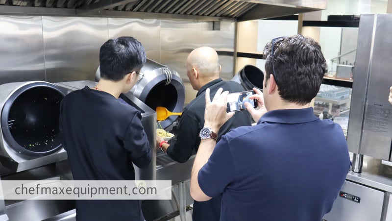 Customers operate the automatic cooking machine (3)