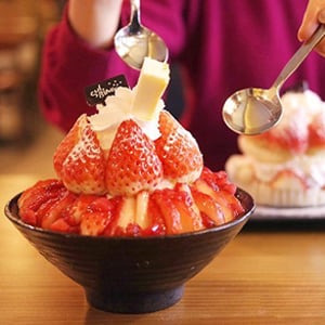 Customers taste bingsu in the restaurant