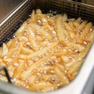 Papas fritas siendo fritas
