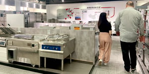 후드형 식기 세척기에서 고객을 세르비아 방문 Chefmax 공장