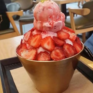 Strawberry bingsu made with commercial bingsu machine