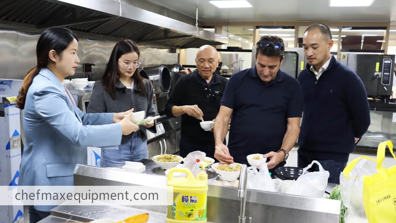 Pruebe los platos preparados con la máquina de cocina inteligente