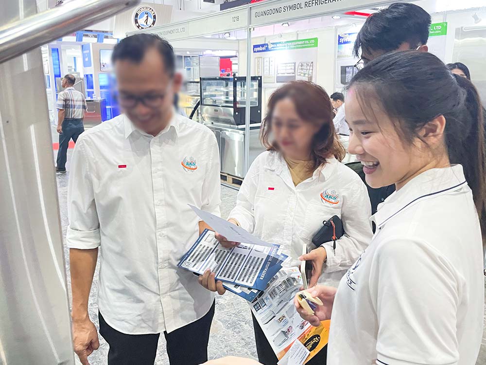 Chefmax employee introduces equipment to visitors (3)