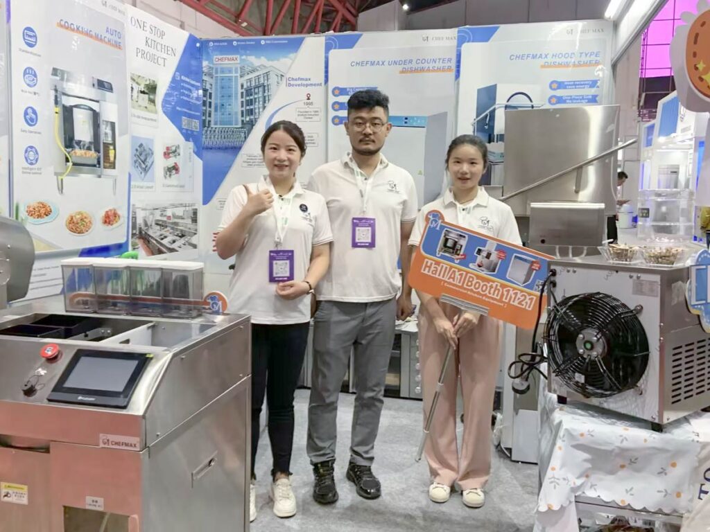 Chefmax employees in front of the stand (3)