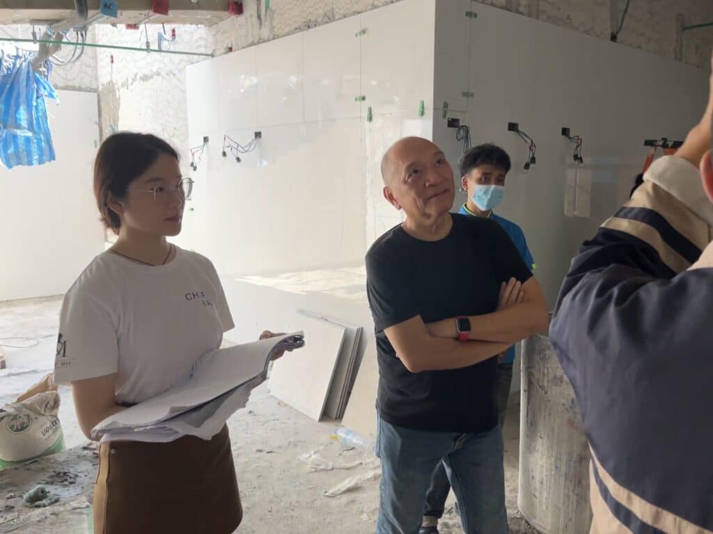 Chefmax is learning about the progress of the renovation