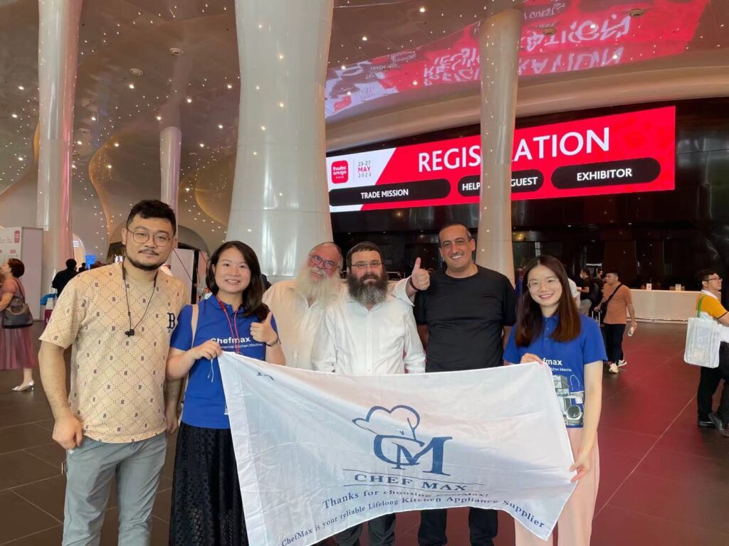 Group photo of Chefmax with exhibitors