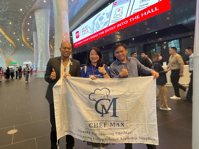 Group photo of Chefmax with visitors